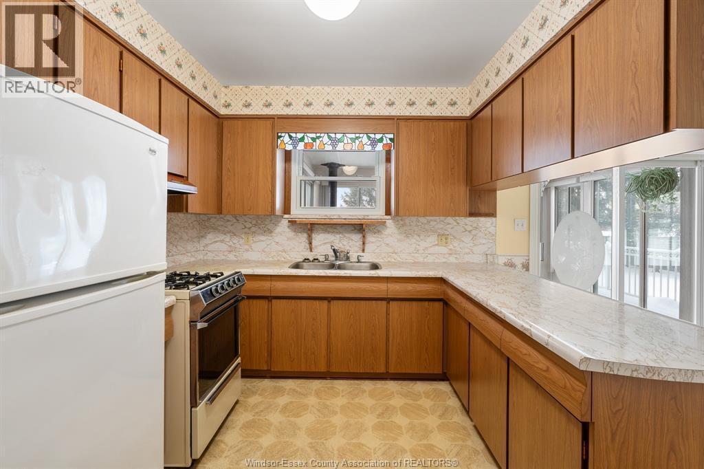 9520 Malden Road, Lasalle, ON - Indoor Photo Showing Kitchen With Double Sink
