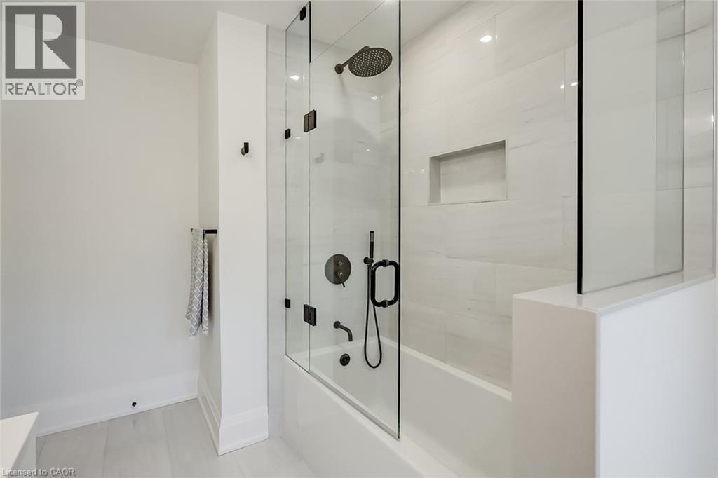 564 Maplehill Drive, Burlington, ON - Indoor Photo Showing Bathroom