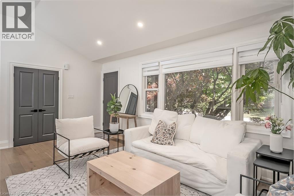 564 Maplehill Drive, Burlington, ON - Indoor Photo Showing Living Room