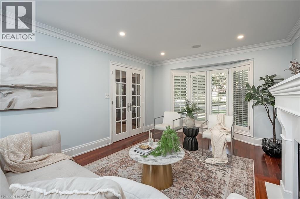 2428 Lakeshore Road, Burlington, ON - Indoor Photo Showing Living Room