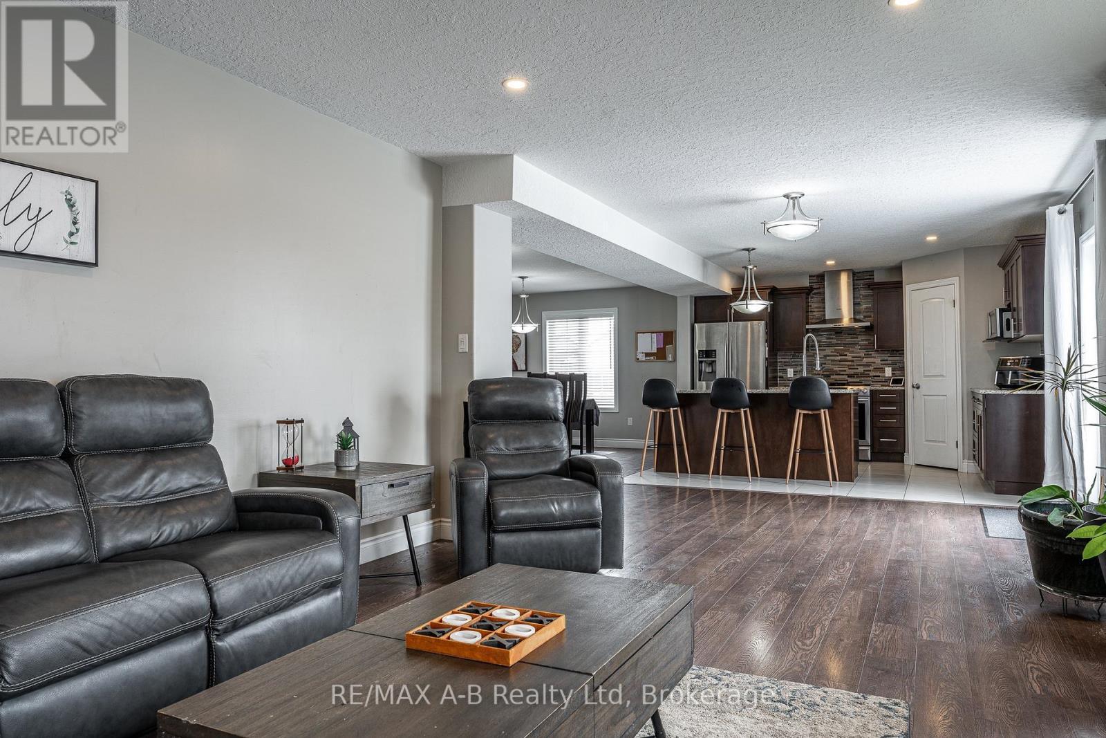 94 Wilson Court, St. Marys, ON - Indoor Photo Showing Living Room