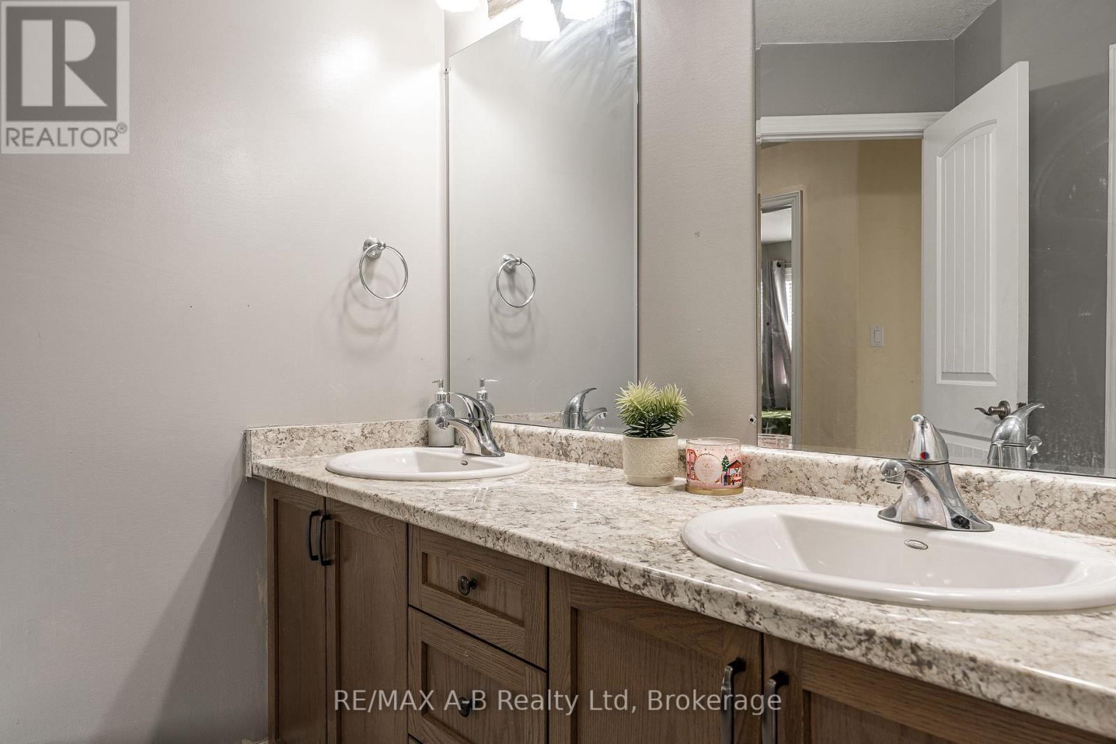 94 Wilson Court, St. Marys, ON - Indoor Photo Showing Bathroom