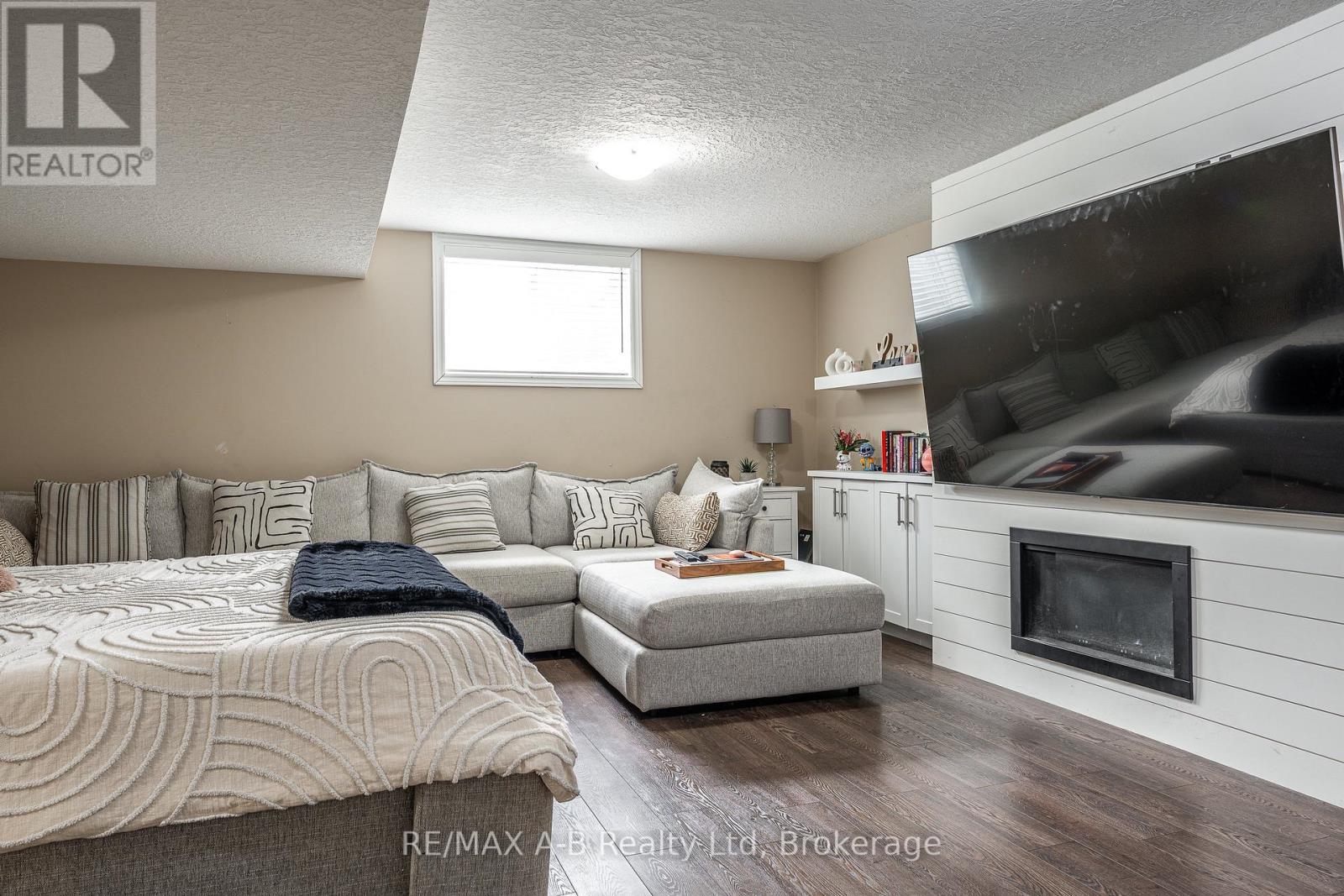 94 Wilson Court, St. Marys, ON - Indoor Photo Showing Living Room