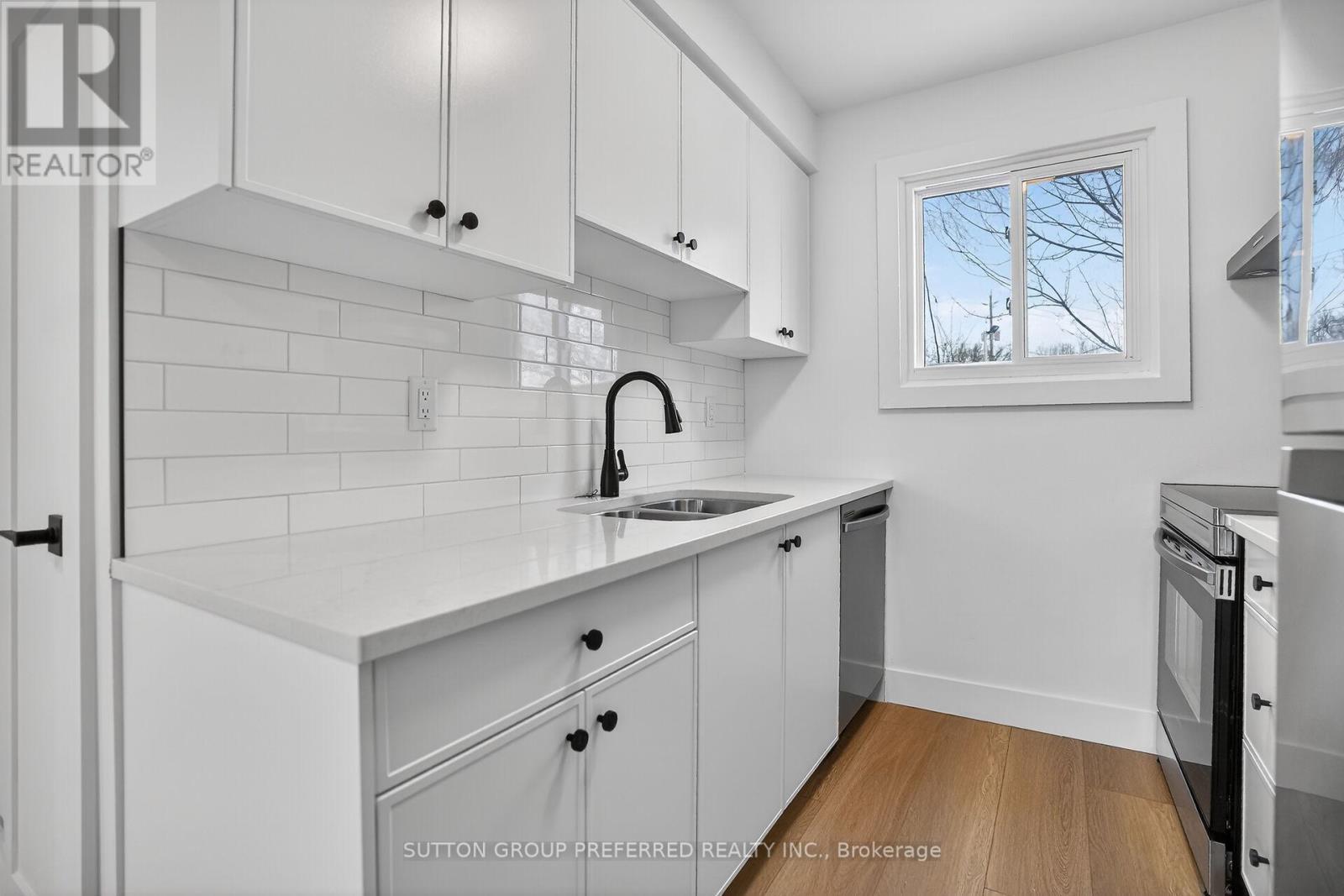 24 - 1600 Culver Drive, London East (East H), ON - Indoor Photo Showing Kitchen With Double Sink