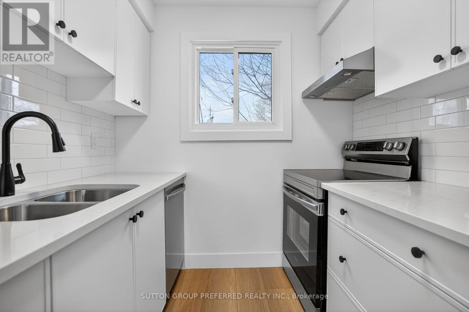 24 - 1600 Culver Drive, London East (East H), ON - Indoor Photo Showing Kitchen With Double Sink