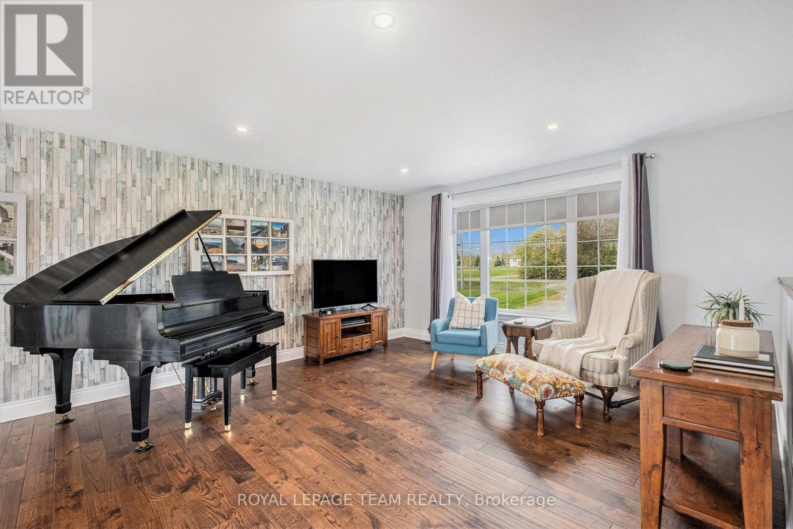 1503 Hyndman Road, Edwardsburgh/Cardinal, ON - Indoor Photo Showing Living Room