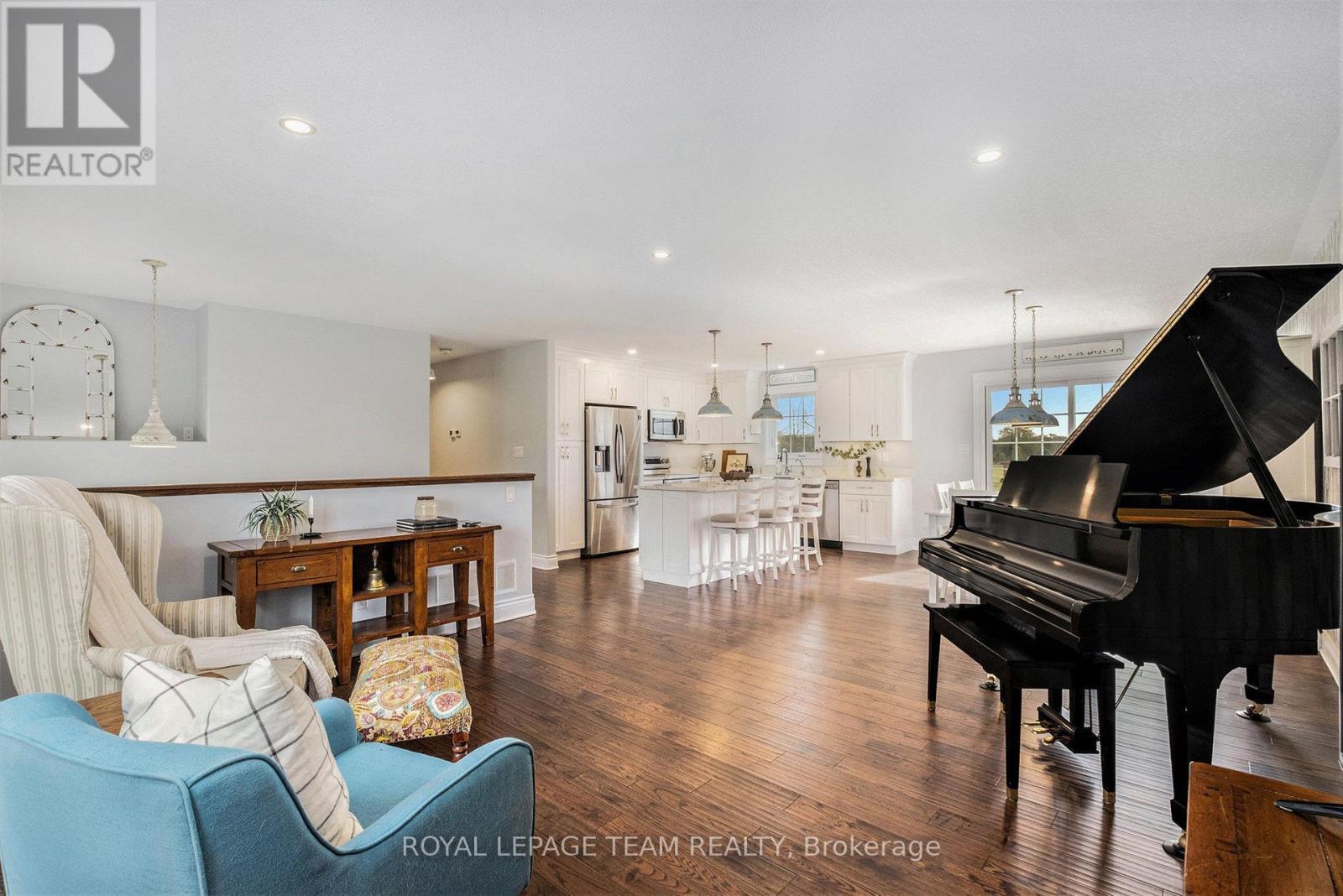1503 Hyndman Road, Edwardsburgh/Cardinal, ON - Indoor Photo Showing Living Room