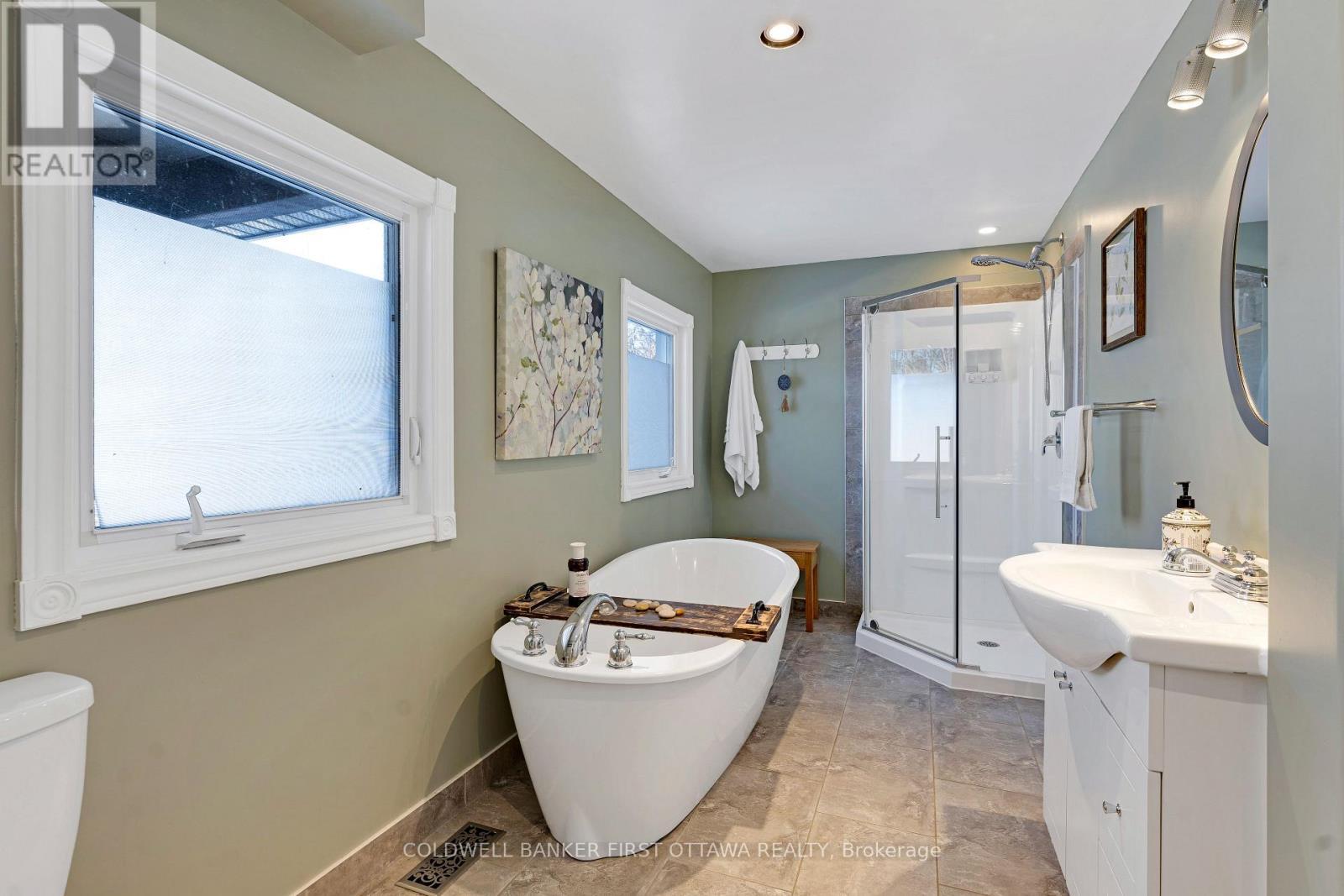 Main floor spa bathroom - 100 Nagle Way, Tay Valley, ON - Indoor Photo Showing Bathroom