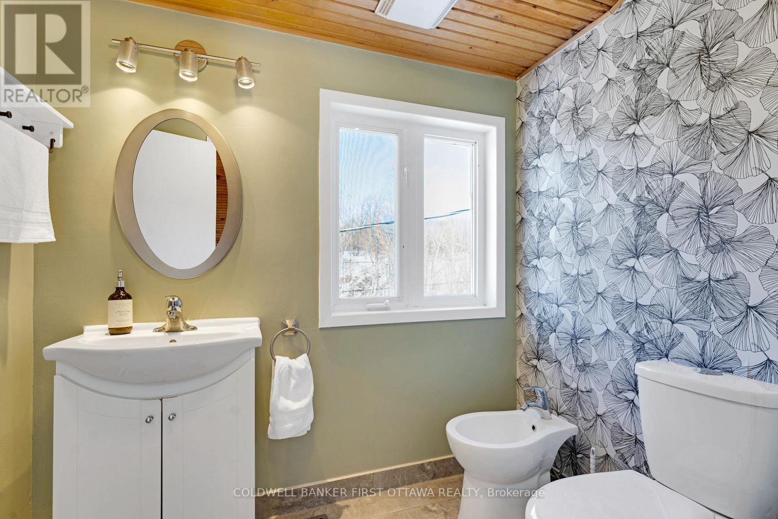 Second floor bathroom has shower - 100 Nagle Way, Tay Valley, ON - Indoor Photo Showing Bathroom