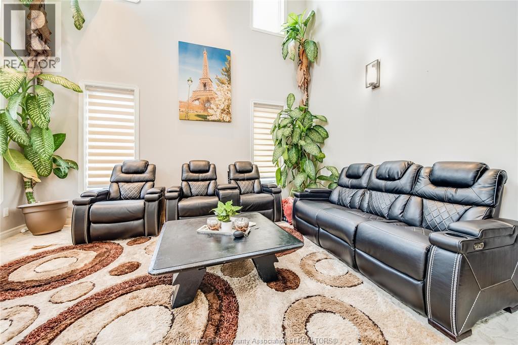 460 Shoreview Circle, Windsor, ON - Indoor Photo Showing Living Room