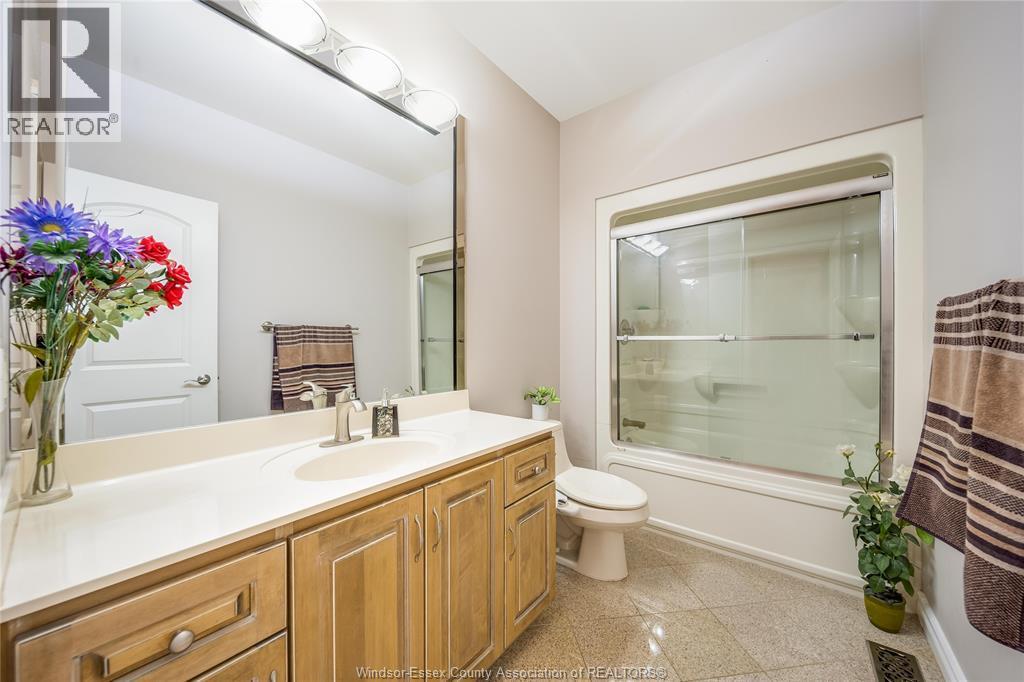 460 Shoreview Circle, Windsor, ON - Indoor Photo Showing Bathroom