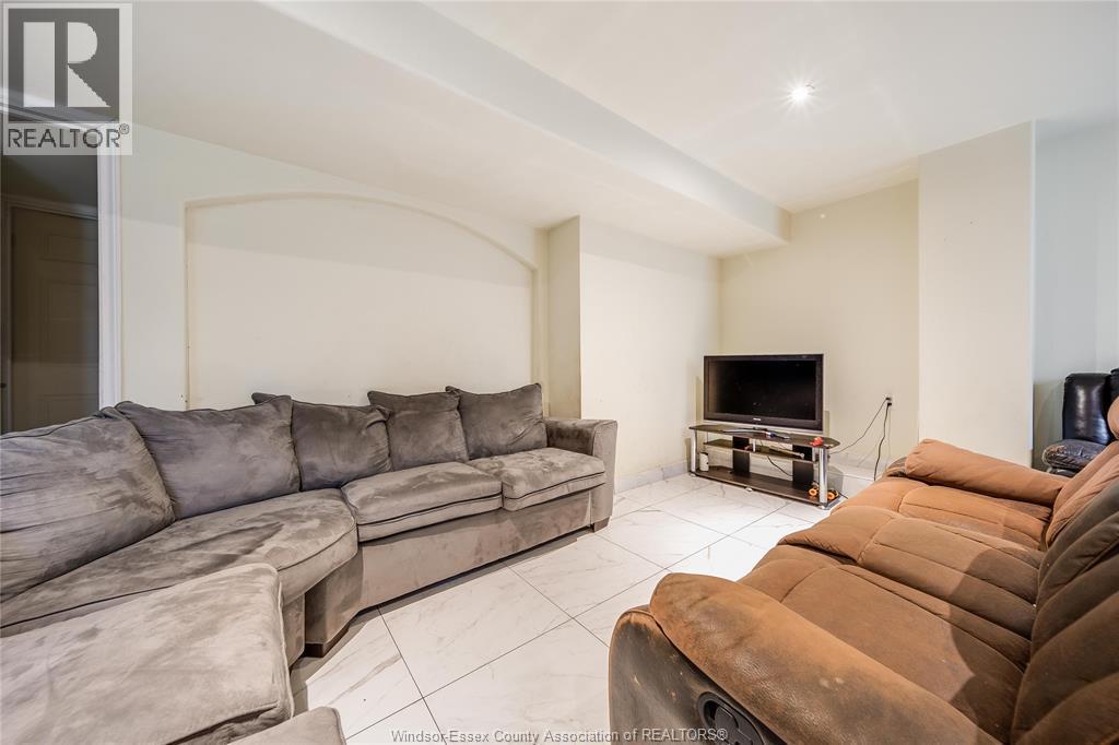 460 Shoreview Circle, Windsor, ON - Indoor Photo Showing Living Room