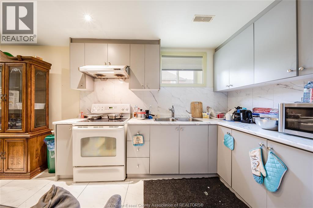 460 Shoreview Circle, Windsor, ON - Indoor Photo Showing Kitchen With Double Sink