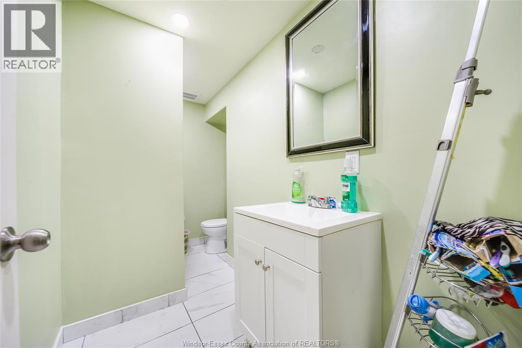 460 Shoreview Circle, Windsor, ON - Indoor Photo Showing Bathroom