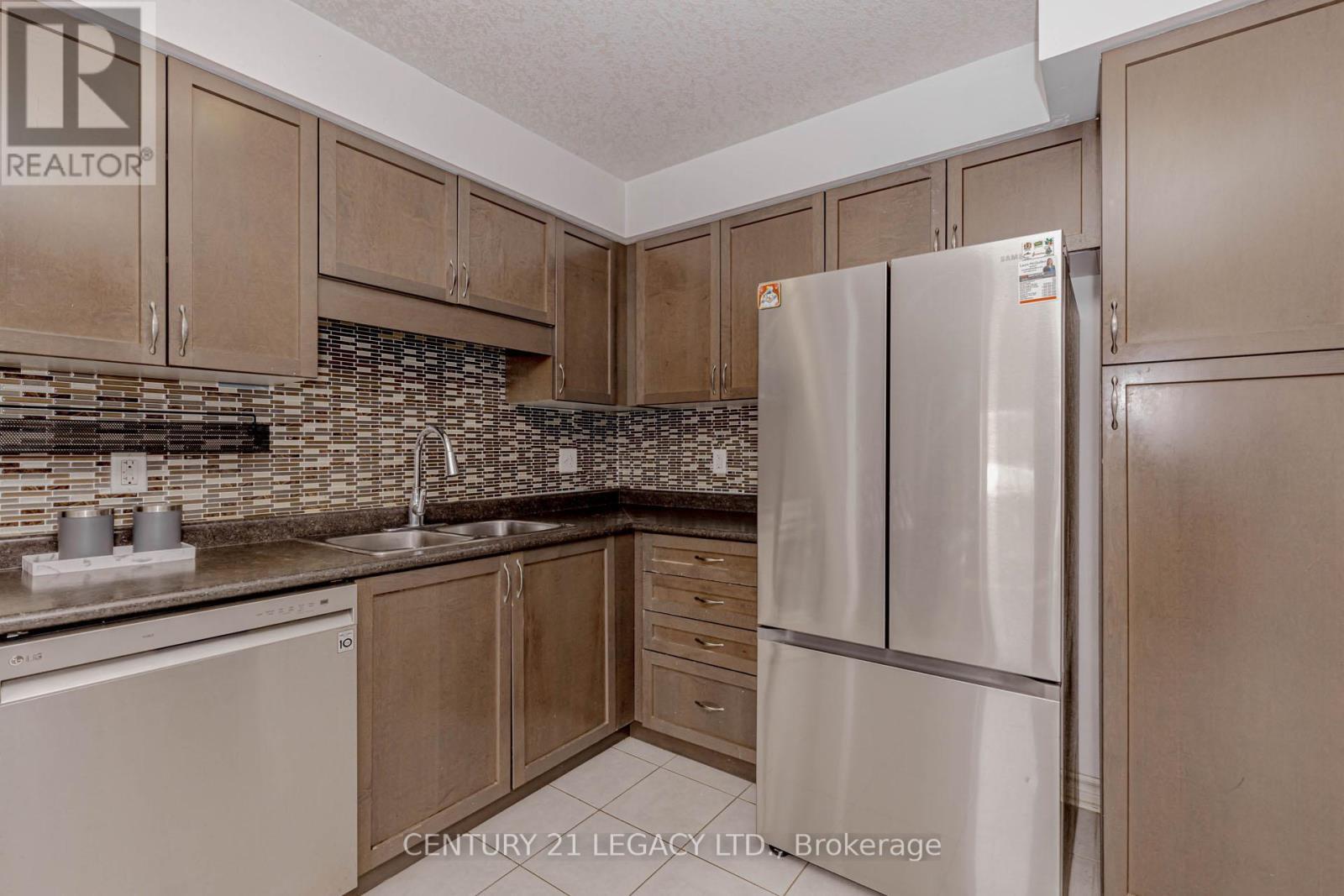 35 Oldfield Drive, Guelph, ON - Indoor Photo Showing Kitchen With Double Sink
