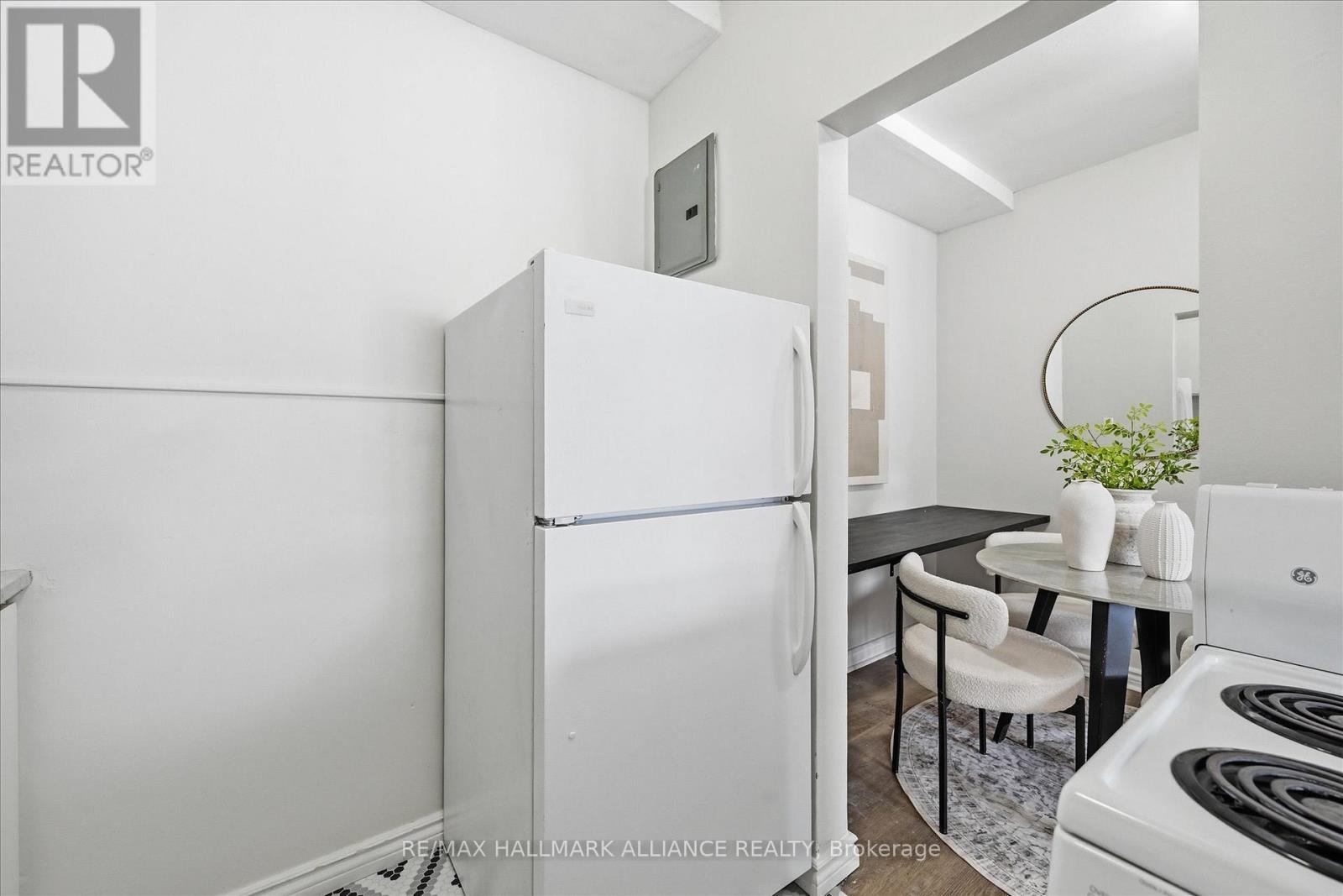 101 - 37 Mericourt Road, Hamilton, ON - Indoor Photo Showing Kitchen