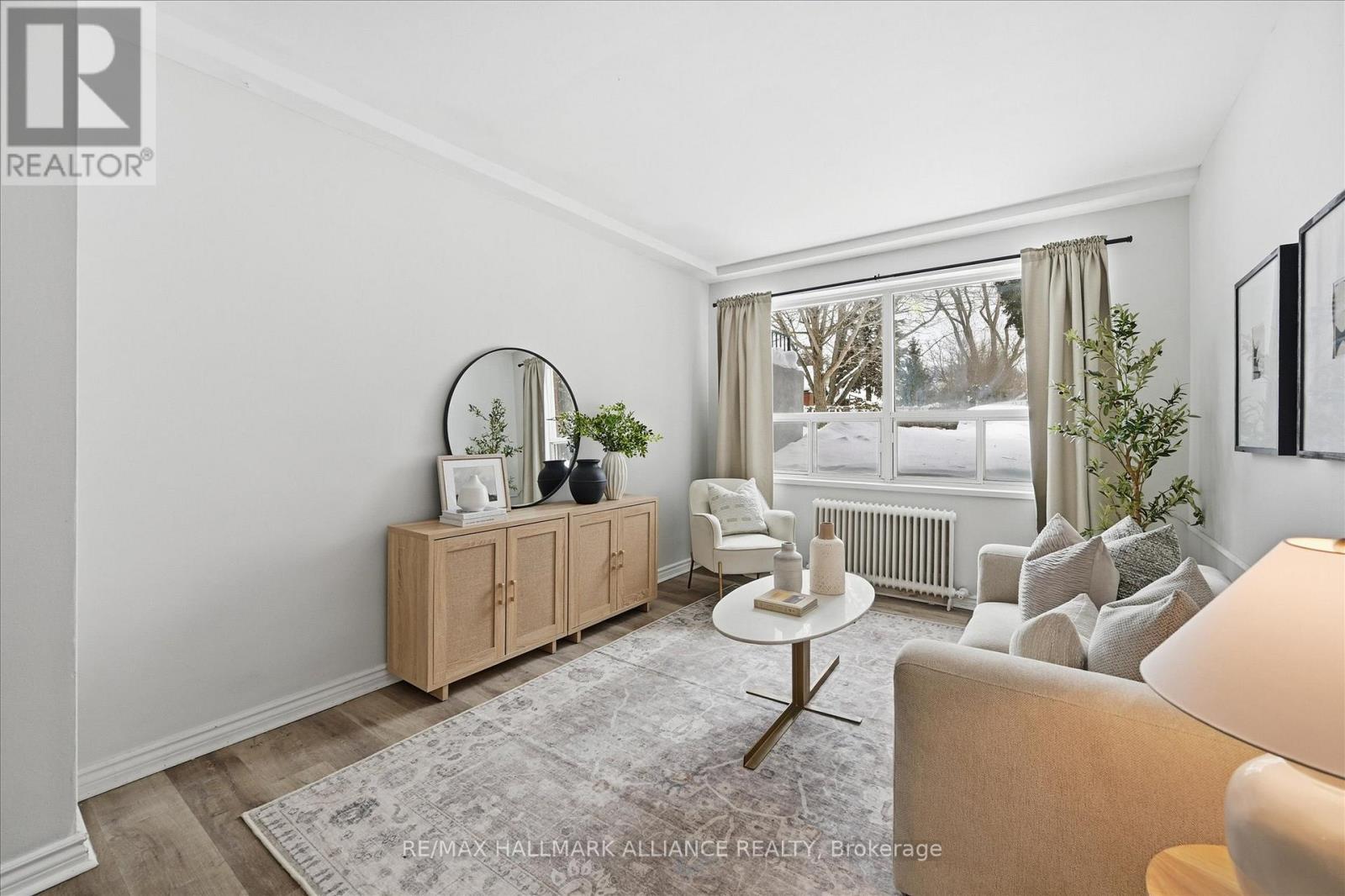 101 - 37 Mericourt Road, Hamilton, ON - Indoor Photo Showing Living Room