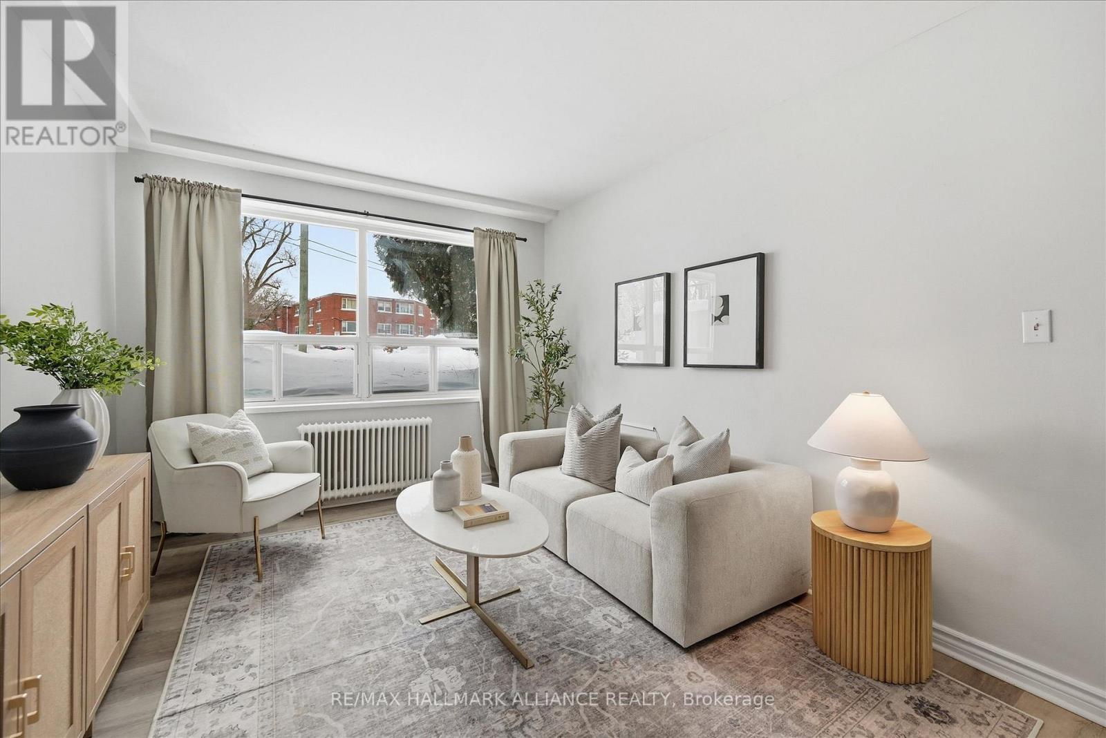 101 - 37 Mericourt Road, Hamilton, ON - Indoor Photo Showing Living Room