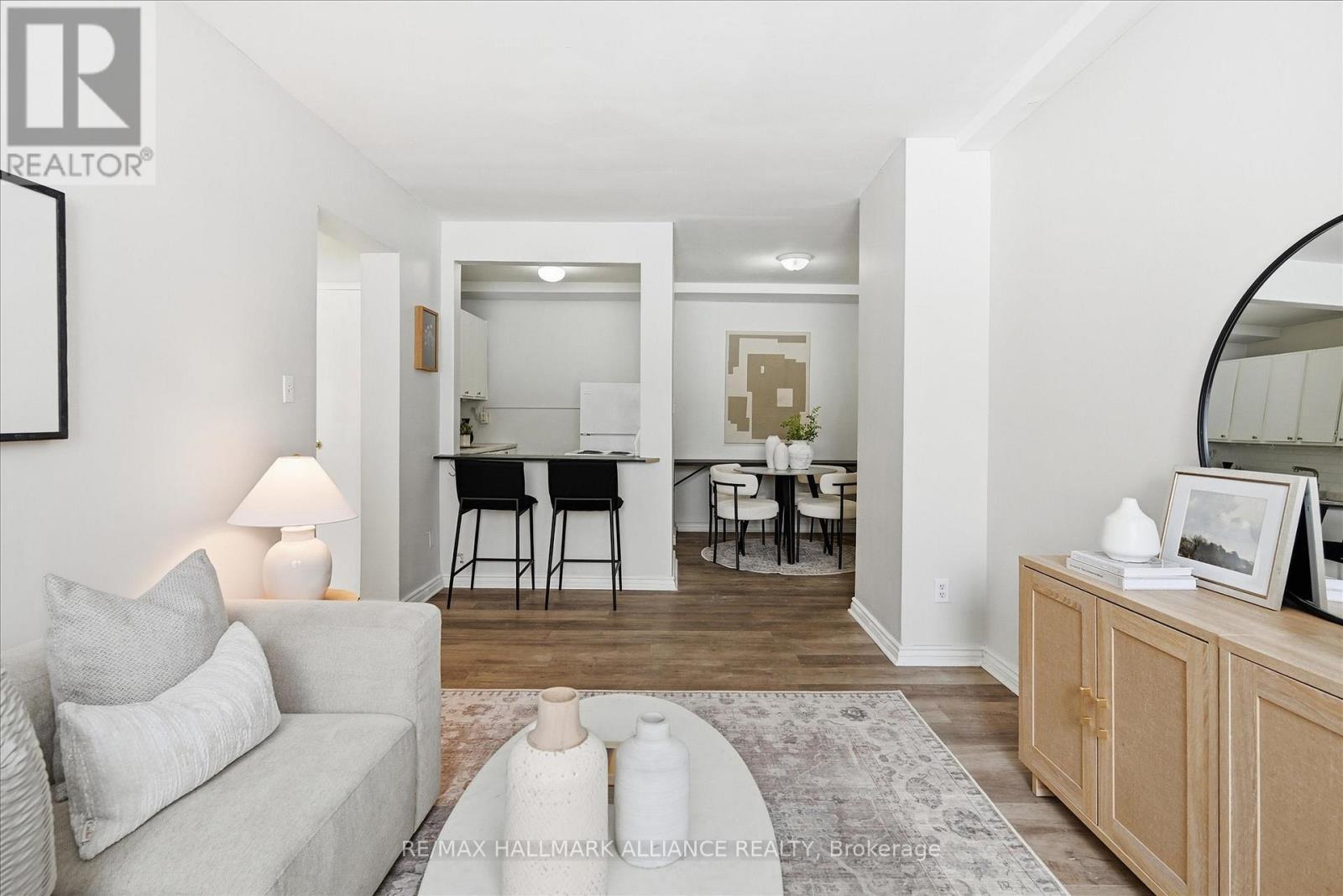101 - 37 Mericourt Road, Hamilton, ON - Indoor Photo Showing Living Room