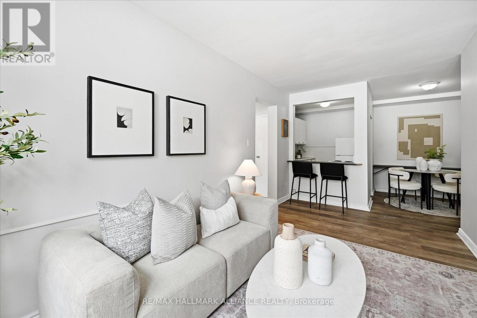 101 - 37 Mericourt Road, Hamilton, ON - Indoor Photo Showing Living Room