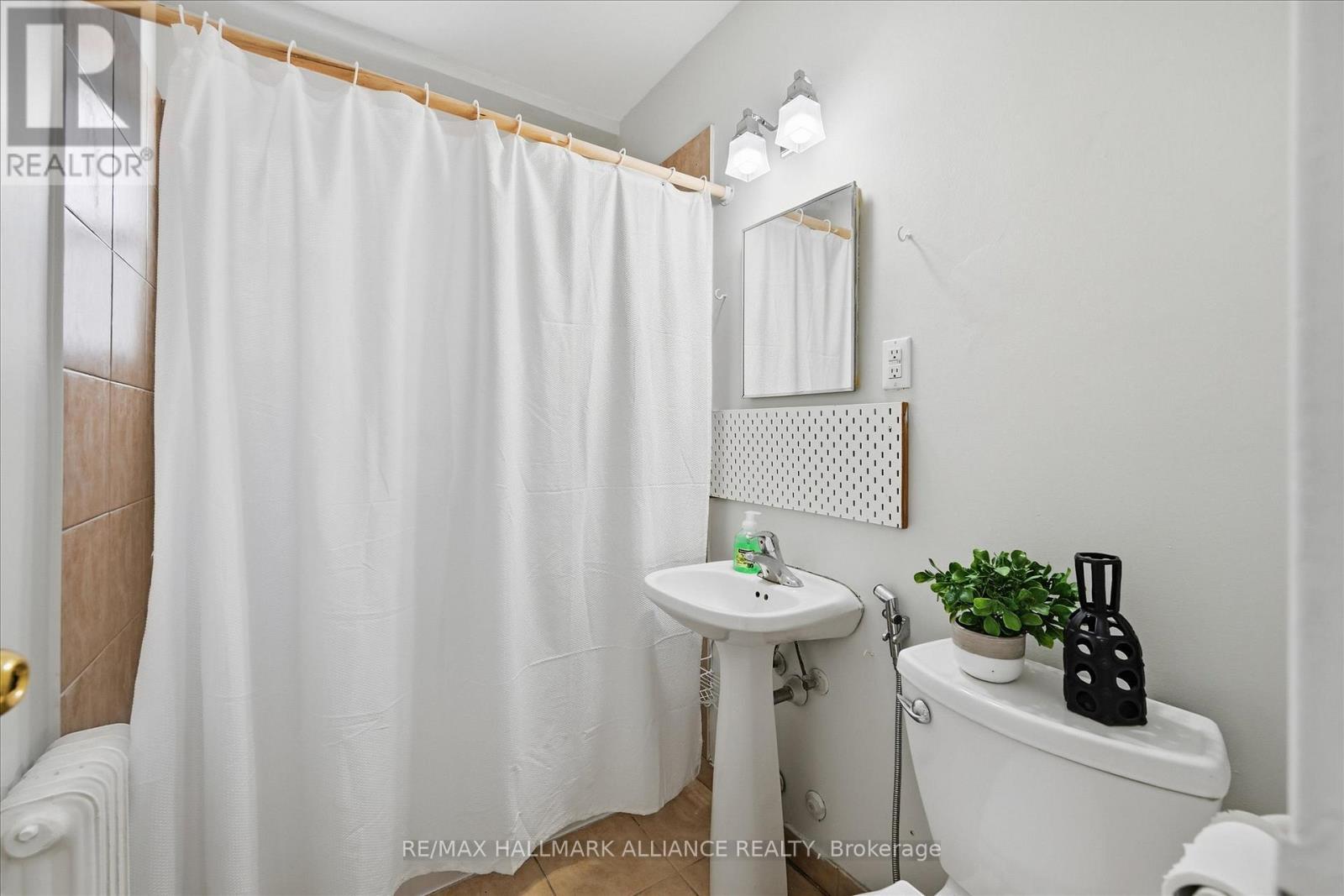 101 - 37 Mericourt Road, Hamilton, ON - Indoor Photo Showing Bathroom