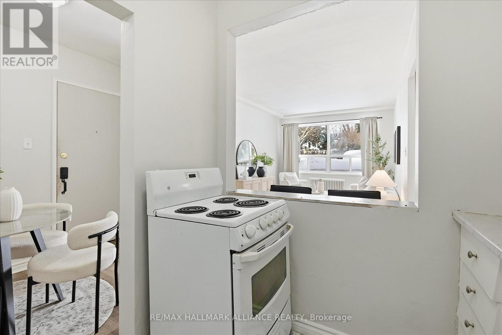 101 - 37 Mericourt Road, Hamilton, ON - Indoor Photo Showing Kitchen
