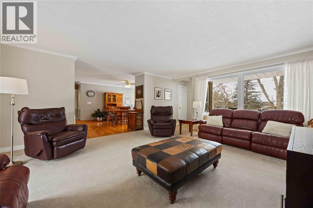 8108 Hillsboro Road, Plympton-Wyoming, ON - Indoor Photo Showing Living Room