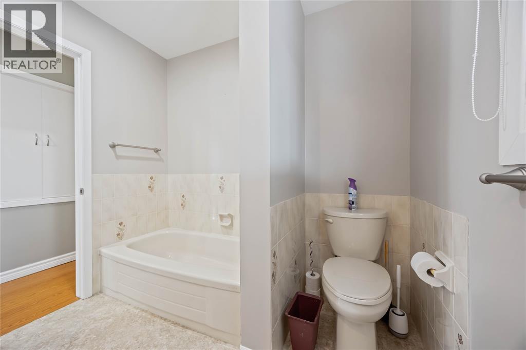 8108 Hillsboro Road, Plympton-Wyoming, ON - Indoor Photo Showing Bathroom