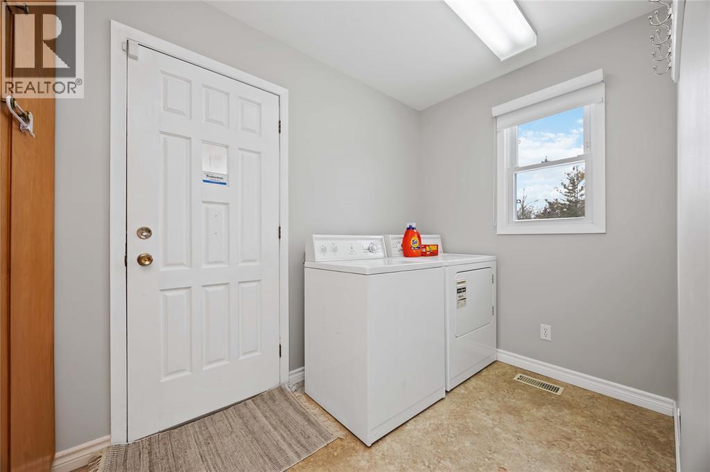 8108 Hillsboro Road, Plympton-Wyoming, ON - Indoor Photo Showing Laundry Room