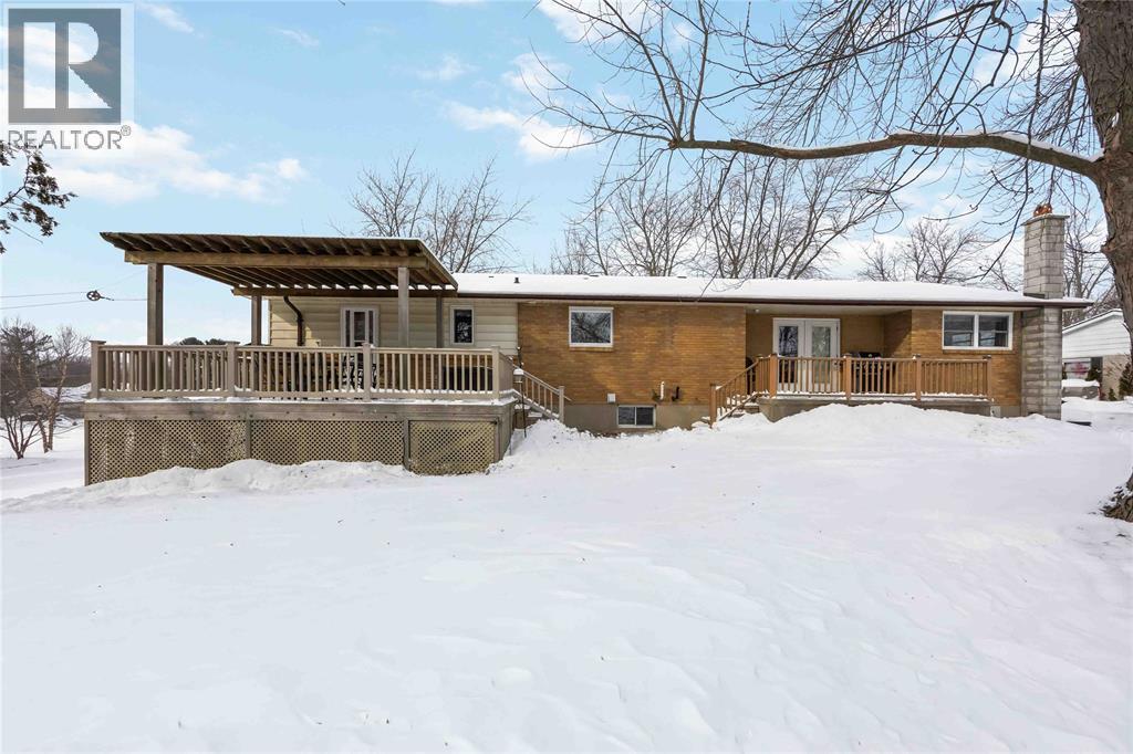 8108 Hillsboro Road, Plympton-Wyoming, ON - Outdoor With Deck Patio Veranda