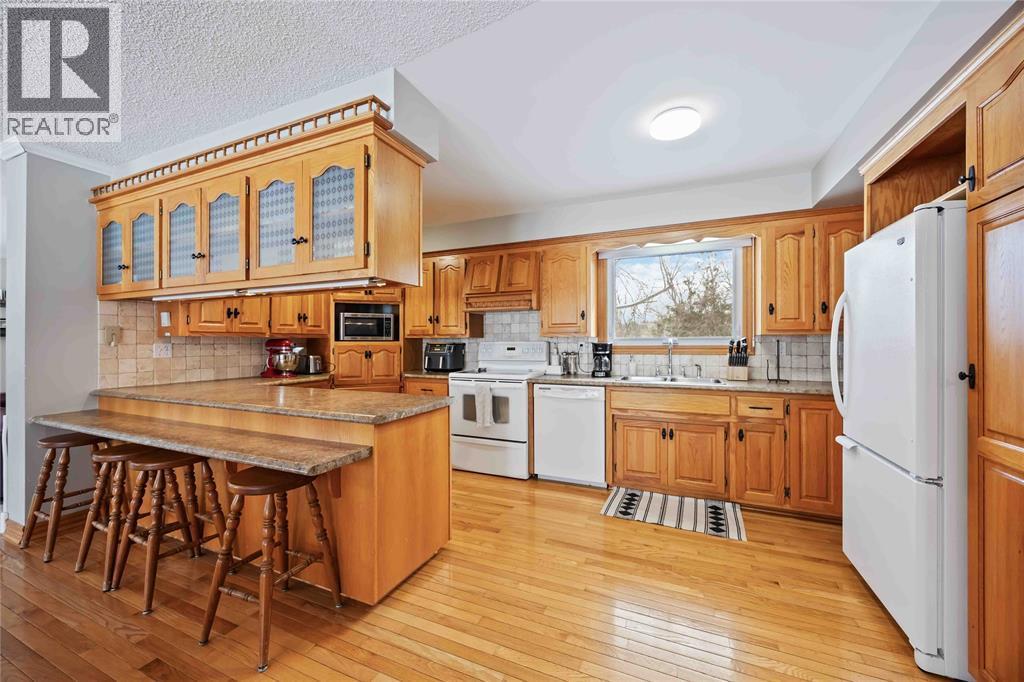 8108 Hillsboro Road, Plympton-Wyoming, ON - Indoor Photo Showing Kitchen