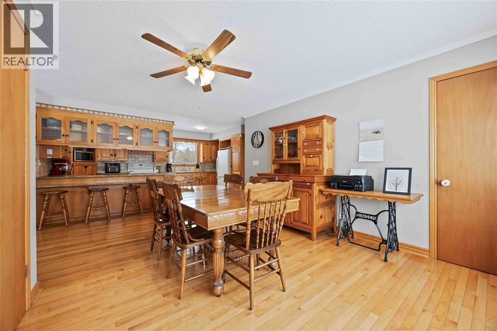 8108 Hillsboro Road, Plympton-Wyoming, ON - Indoor Photo Showing Dining Room