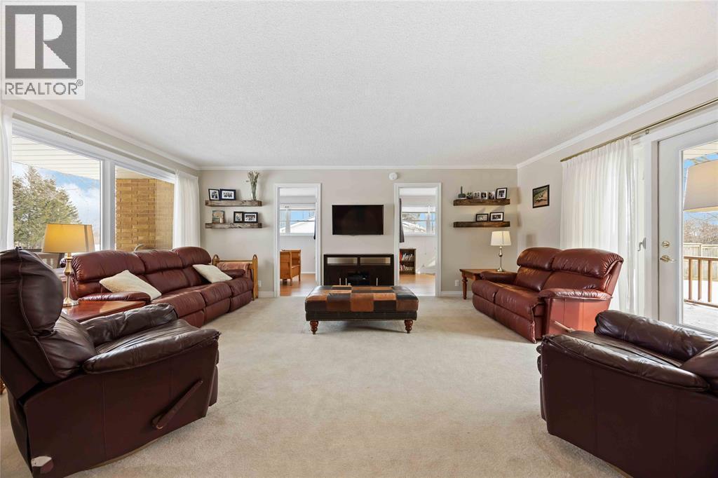 8108 Hillsboro Road, Plympton-Wyoming, ON - Indoor Photo Showing Living Room