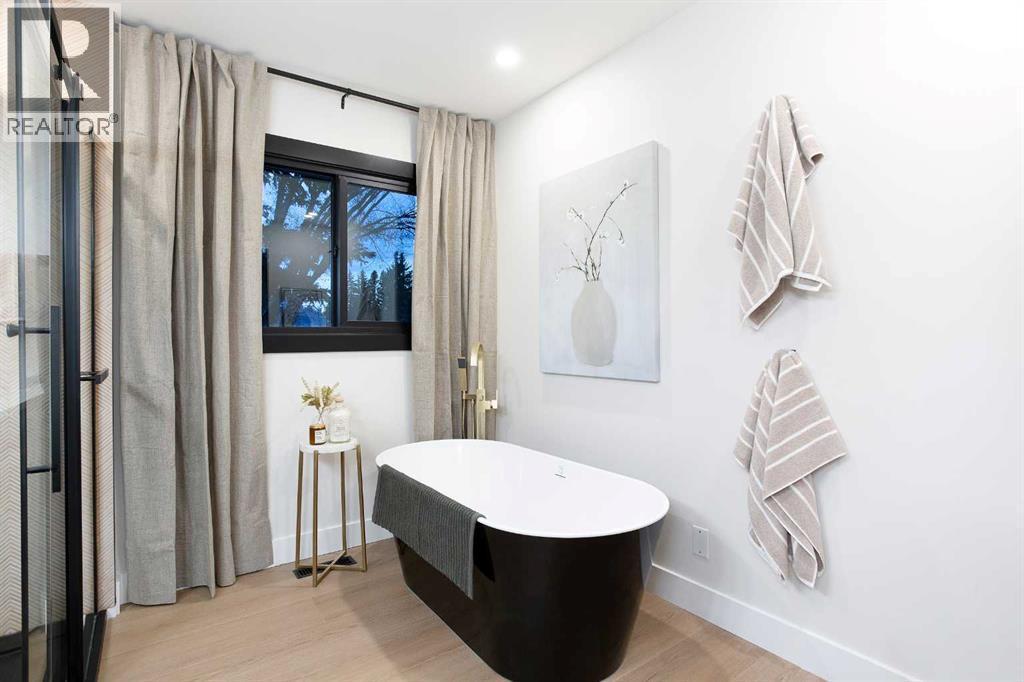 2416 Palliser Drive Sw, Calgary, AB - Indoor Photo Showing Bathroom