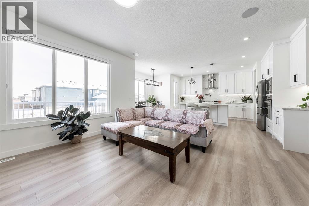 27 Bridges Drive, Langdon, AB - Indoor Photo Showing Living Room