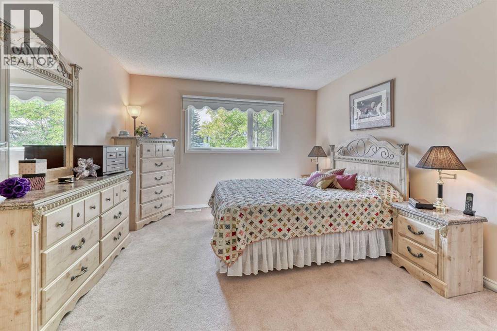 7 Scotia Landing Nw, Calgary, AB - Indoor Photo Showing Bedroom