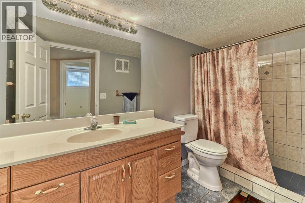7 Scotia Landing Nw, Calgary, AB - Indoor Photo Showing Bathroom
