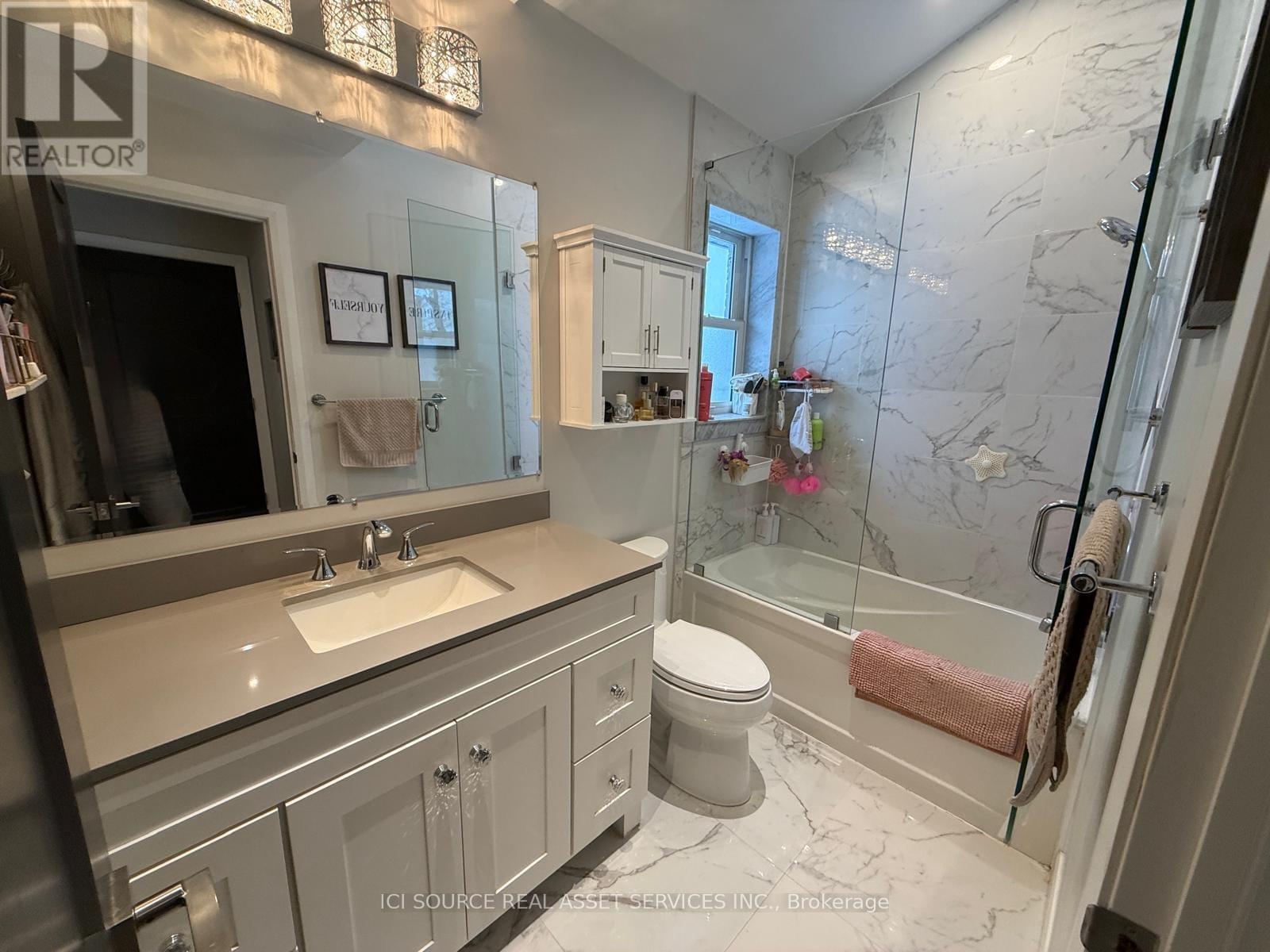 33 Hazelbury Drive, King, ON - Indoor Photo Showing Bathroom