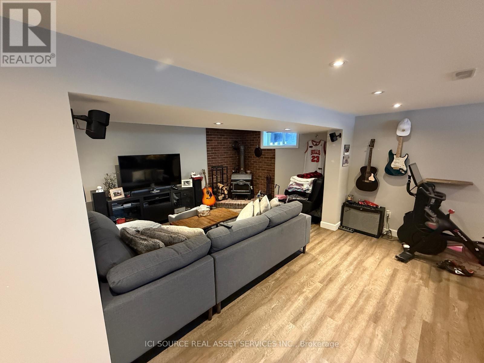 33 Hazelbury Drive, King, ON - Indoor With Fireplace