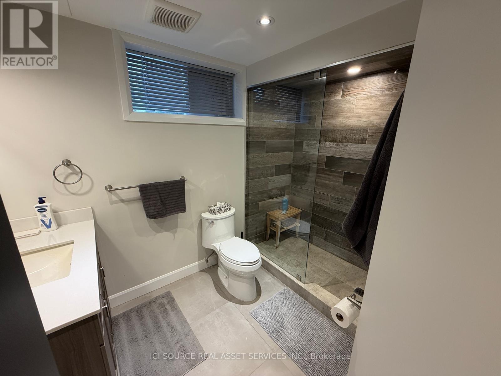 33 Hazelbury Drive, King, ON - Indoor Photo Showing Bathroom