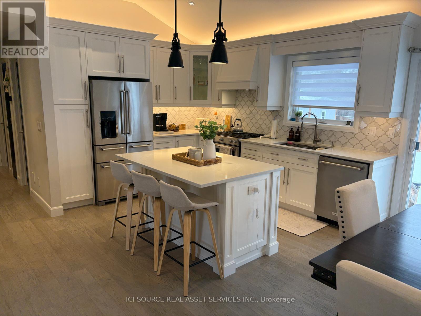 33 Hazelbury Drive, King, ON - Indoor Photo Showing Kitchen With Upgraded Kitchen