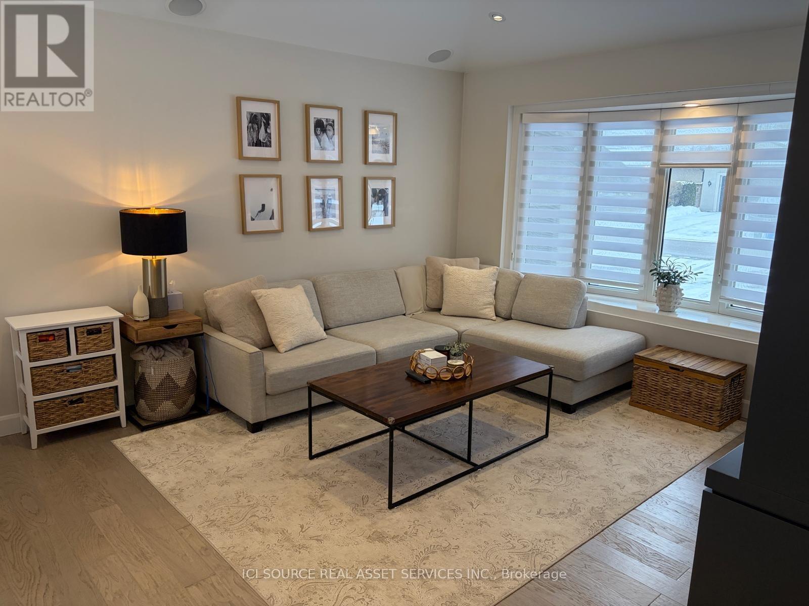 33 Hazelbury Drive, King, ON - Indoor Photo Showing Living Room