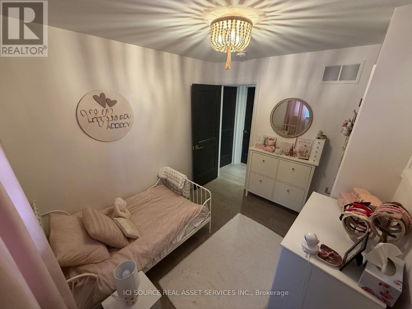 33 Hazelbury Drive, King, ON - Indoor Photo Showing Bedroom