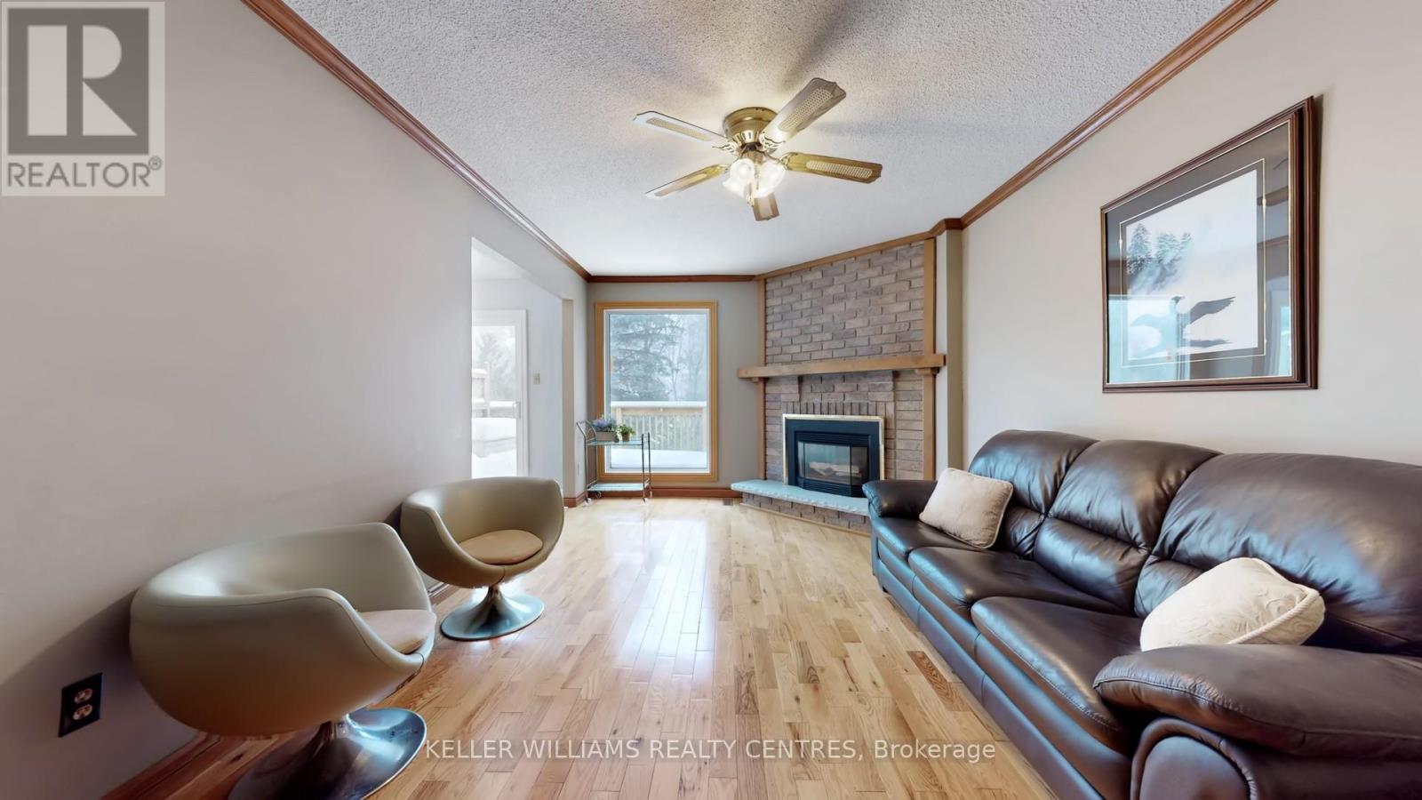 100 Timpson Drive, Aurora, ON - Indoor Photo Showing Living Room With Fireplace