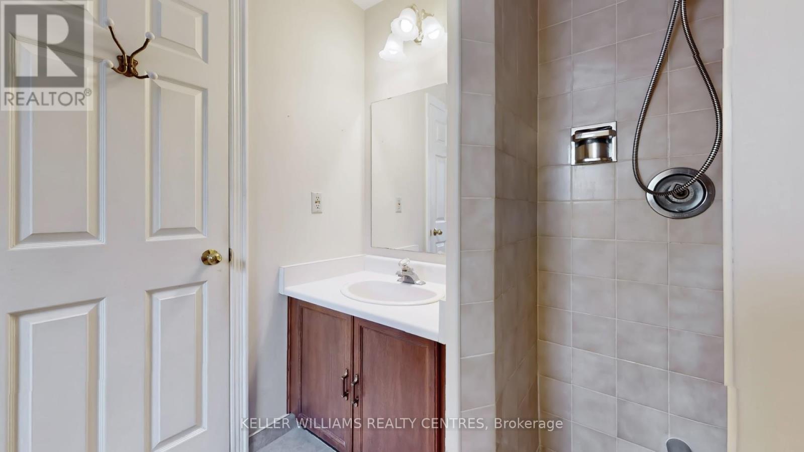 100 Timpson Drive, Aurora, ON - Indoor Photo Showing Bathroom
