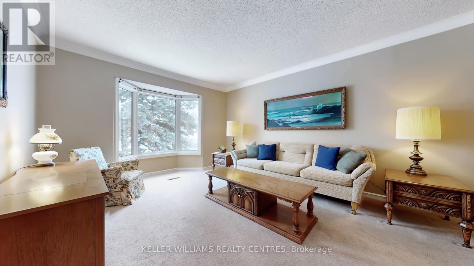 100 Timpson Drive, Aurora, ON - Indoor Photo Showing Living Room