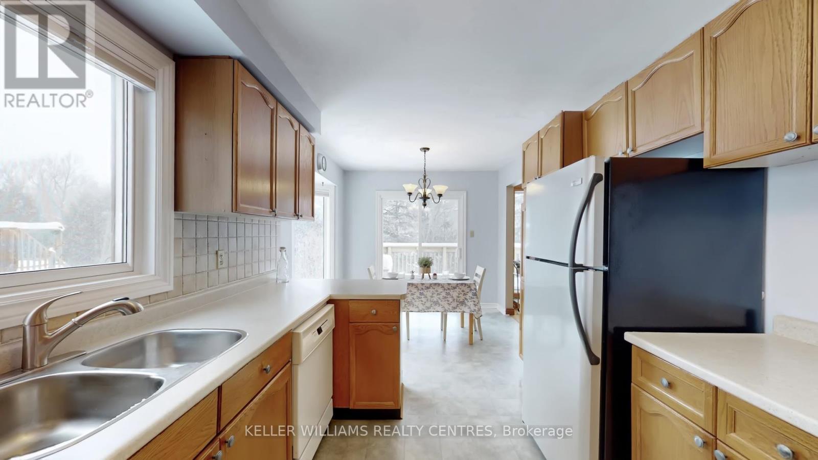 100 Timpson Drive, Aurora, ON - Indoor Photo Showing Kitchen With Double Sink