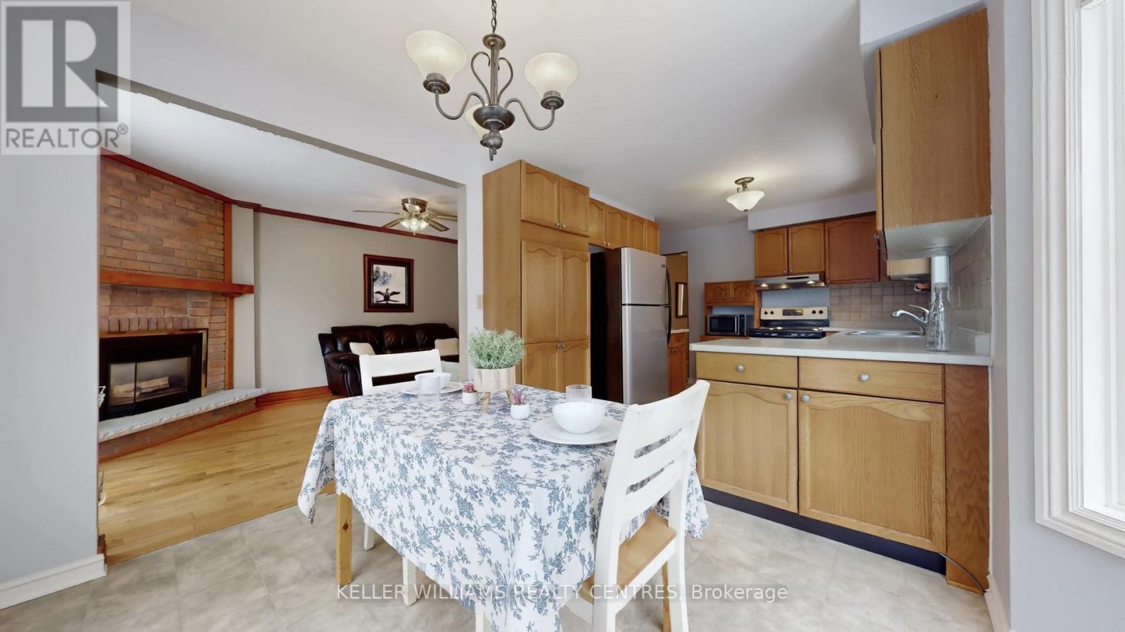 100 Timpson Drive, Aurora, ON - Indoor With Fireplace