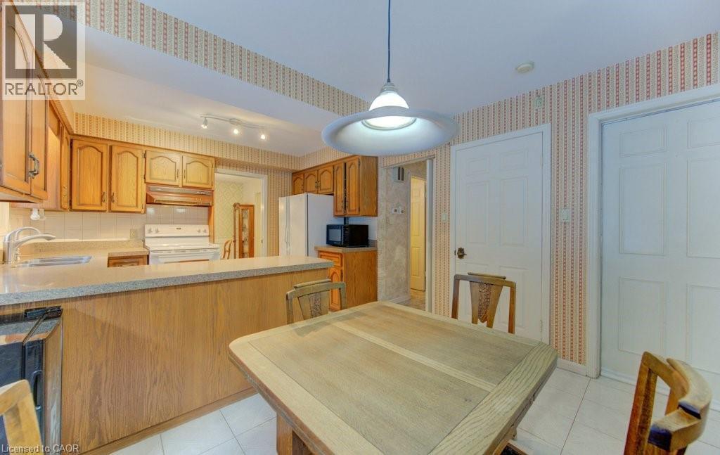 32 Brookview Court, Kitchener, ON - Indoor Photo Showing Kitchen