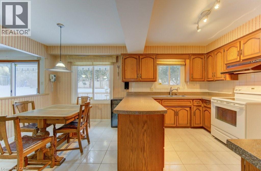 32 Brookview Court, Kitchener, ON - Indoor Photo Showing Kitchen